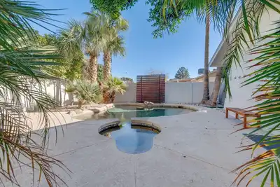 Image de The Little Desert House. Private paradise - hot tub, pool & comfortable luxury.
