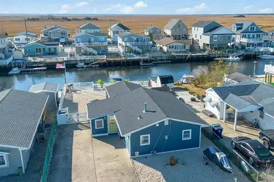 Image de Beautifully updated waterfront home great for families & friends +beach badges.