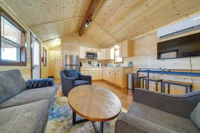 Image de Porch & Pond Views: La Grange Cabin Retreat!