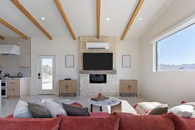Image de Private Pool, Hot Tub, Firepit | Luxe, Modern Joshua Tree Retreat | Blue Mirage