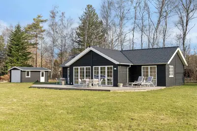 Image de Modern holiday home with large garden.