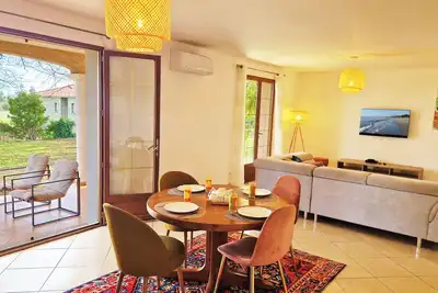 Image de Jolie maison sur terrain arboré à 5 min de la plage de sable \/ clim et wifi
