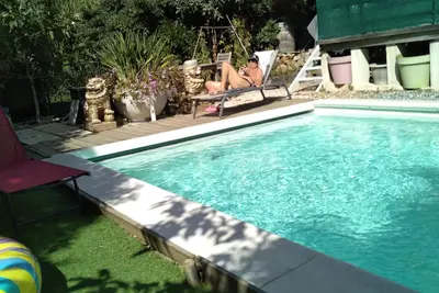 Image de Dans un cadre de verdure, a deux pas des commerces et plages, rez de jardin calme