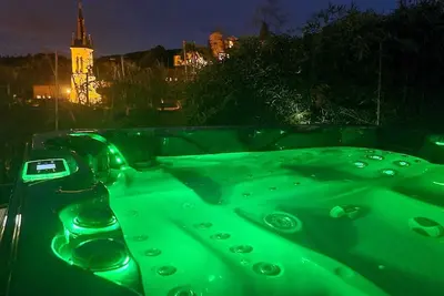 Image de Maison avec Spa et sauna dans les pierres dorées. Vue imprenable sur le château.