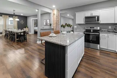 Image de Spacious Downtown Retreat Near the Children’s Museum