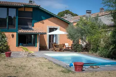 Image de Margaux, sur la route des vins. \nBelle maison avec piscine au centre du village.