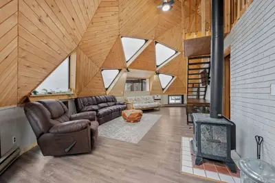 Image de Geodesic Dome Home - One Bedroom, One Bathroom with Sleeping Loft and Cozy Woodburning Stove