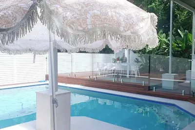 Image de Alex Treehouse by the Beach- 5brm with Pool