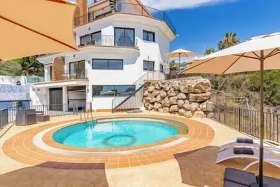 Tranquil 2 bed villa with private pool + sea view!