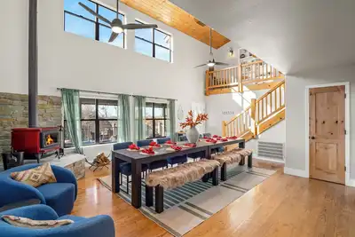 Image de 25 min 2 Yosemite - Pickleball - Hot Tub - Firepit - Bbq - Sleeps 26 - Game Room