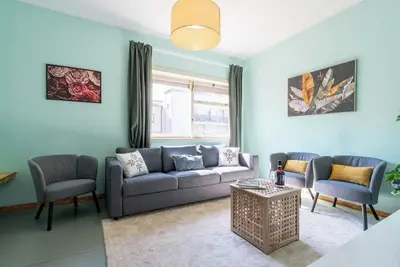 Image de HostWise - 3 Colorful Bright Flats w/ Balcony