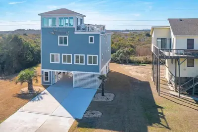 Image de Gorgeous like-new oceanside home w/ rooftop deck & stunning views!