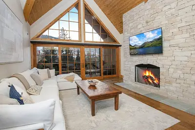 Image de Luxury condo only 1 block to Bridge St. & slopes. Private hot tub free parking! !