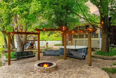 Image de Schoolhouse now 5k Sq ft Lux Bnb: Gym, Sauna, HotTub, GameRoom, Billiards, pets