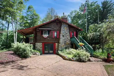 Image de Beautiful log home w/mountain views, gas fireplace & arcade games- close to lake