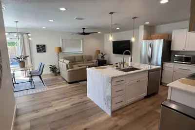 Image de Coastal 4br Pool Home – Close to Beach 12mins