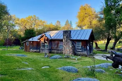 Image de Gilded Gateway: 2 bed 2 bath 1880s Miners Cabin Minutes from Historic Mariposa