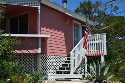 Image de Unique Canal-Front Property