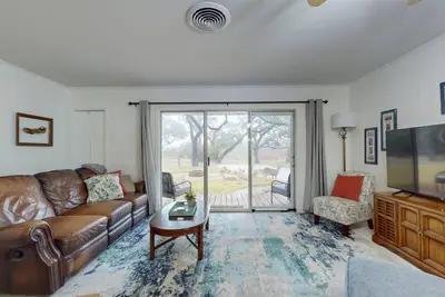 Image de Charming house with backyard, patio, fire pit & game room with foosball table