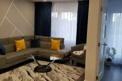 Image de Jolie appartement ensoleille avec entre privé a 5 minutes du métro