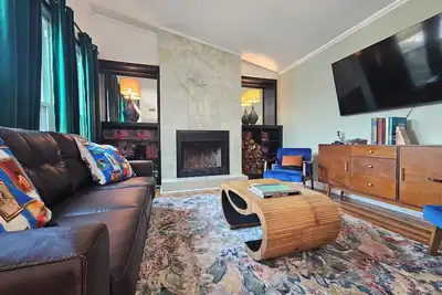 Image de The Mcm House - Mid-Century Modern Gem with Heated Pool & Hot Tub - Sleeps 12
