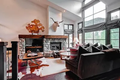Image de Great Location! Renovated Townhome + Fireplace