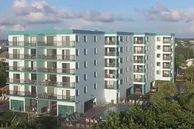Image de Large 2 Bedroom Condo   - Beachfront Resort -  Full Kitchen & Private Balcony!