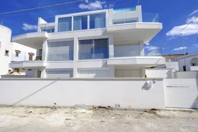Image de 350 m from the sea detached apartment, large outdoor space with parking space