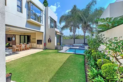Image de Luxury 5-Br home, all en-suite, Solar + fast Wifi