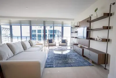 Image de Riviera Beach. Magnificent 2br Living w Bay View