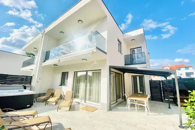 Image de Mala Perla - stylish vacation home with whirlpool, barbecue & close to the beach!