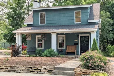 Image de Charming 4 Br W/ Hot Tub +3 Kings Walk to Downtown