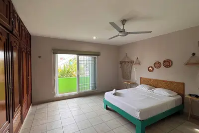 Spacious building with 7 bedrooms and 7 bathrooms, Ac and WiFi in Cancún center