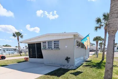Image de Charming Vintage Beach Trailer Outside Sanibel Island Location Location Location