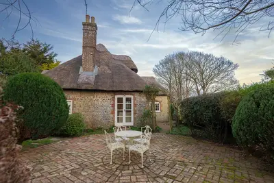 Image de 18th Century, Grade Ii Listed, Thatched Cottage Near Beach