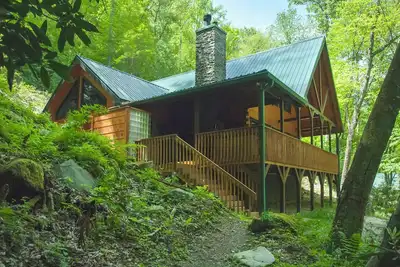 Image de Between the Falls-Pet Friendly, Private Deck on Waterfall, Luxury Log Cabin Rental on Creek, 3 Fireplaces, Hot Tub & Outdoor Shower -in Western Nc.