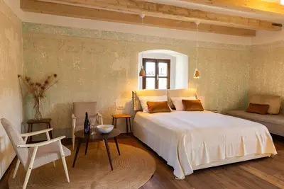 Image de Vila Kobdilj 1835 – Room Rozina | Deluxe Triple with Historic Detail