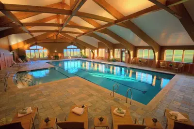 Image de Cozy 2-bedroom resort cabin, with many amenities in charming Stowe, Vermont.