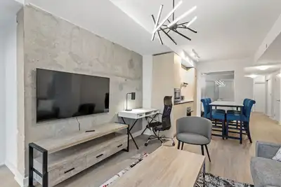 Image de 3 Bed & 2 Bath Condo near Eaton Center