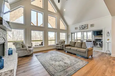 Image de < 1 Mi to Beach: Spacious Clarkson Home w\/ Deck!