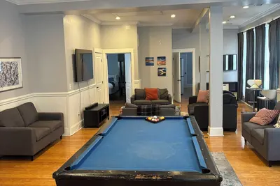 Image de Spacious condo in the heart of nightlife district