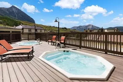 Image de Cozy Mountain Retreat w\/ Balcony & Stellar Ski-In\/Ski-Out Access