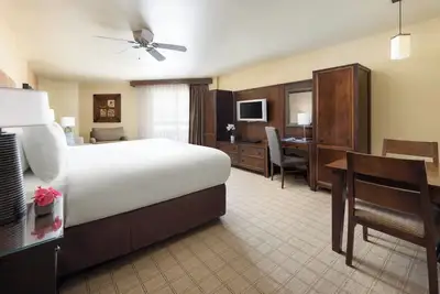 Image de Ski & Stay: Standard King with Slopeside Access | Outdoor Pool Relaxation