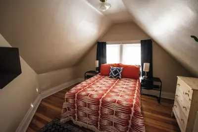 Spacious 5-bedroom house with Wi-Fi and washer/dryer in convenient South Omaha