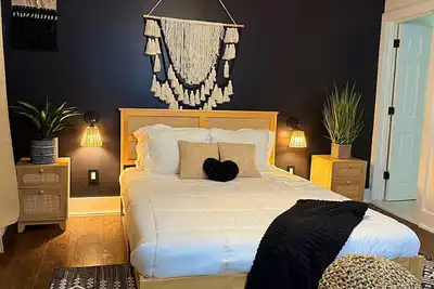 Image de Your Oasis in the City w/ Jacuzzi, Parking, self check in and WiFi