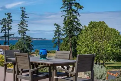 Image de Serene Waterview Retreat\/Hot Tub\/Private Beach &Tennis Court\/ Pet-Friendly