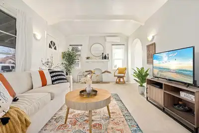 Image de 1920s Inglewood Lax Bungalow House Parking W/D