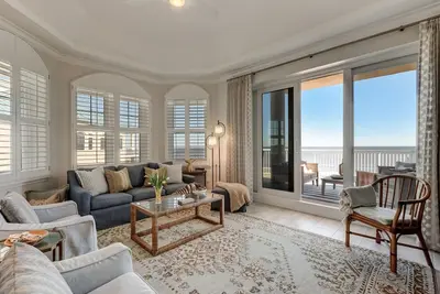 Image de Luxury Oceanfront Penthouse | Professionally Decorated | Expansive Oceanfront Views