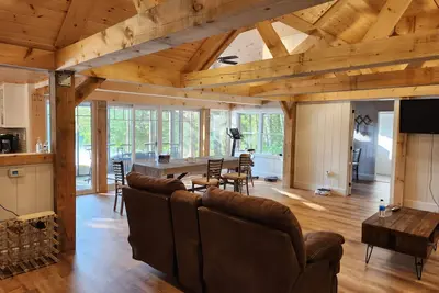 Image de 4+1 Bedroom, 2 Bath Lakefront new renovated cottage in Muskoka