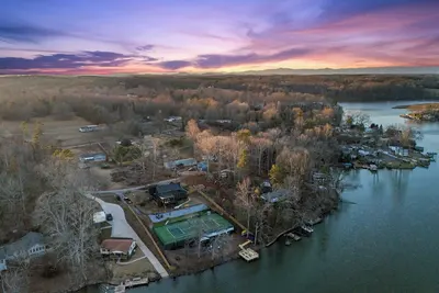 Image de Fun Private Lakefront Luxury Retreat w\/Pickleball & Kayaks, near Greenville